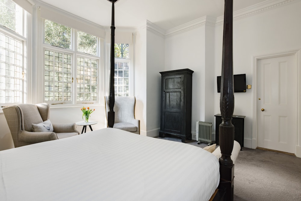 JUNIOR SUITE, QUEEN BED