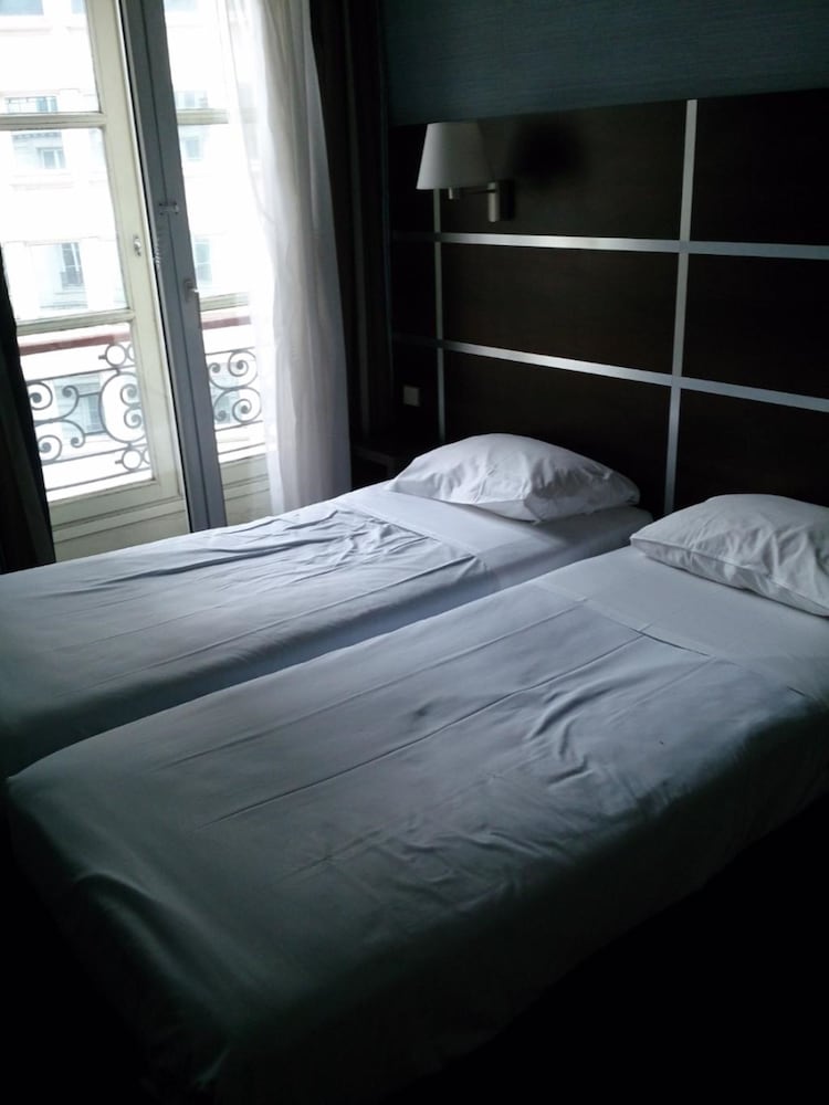ROOM, TWIN BEDS