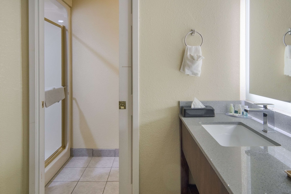 Quality Inn and Suites Roanoke Fort Worth North TX 41/46