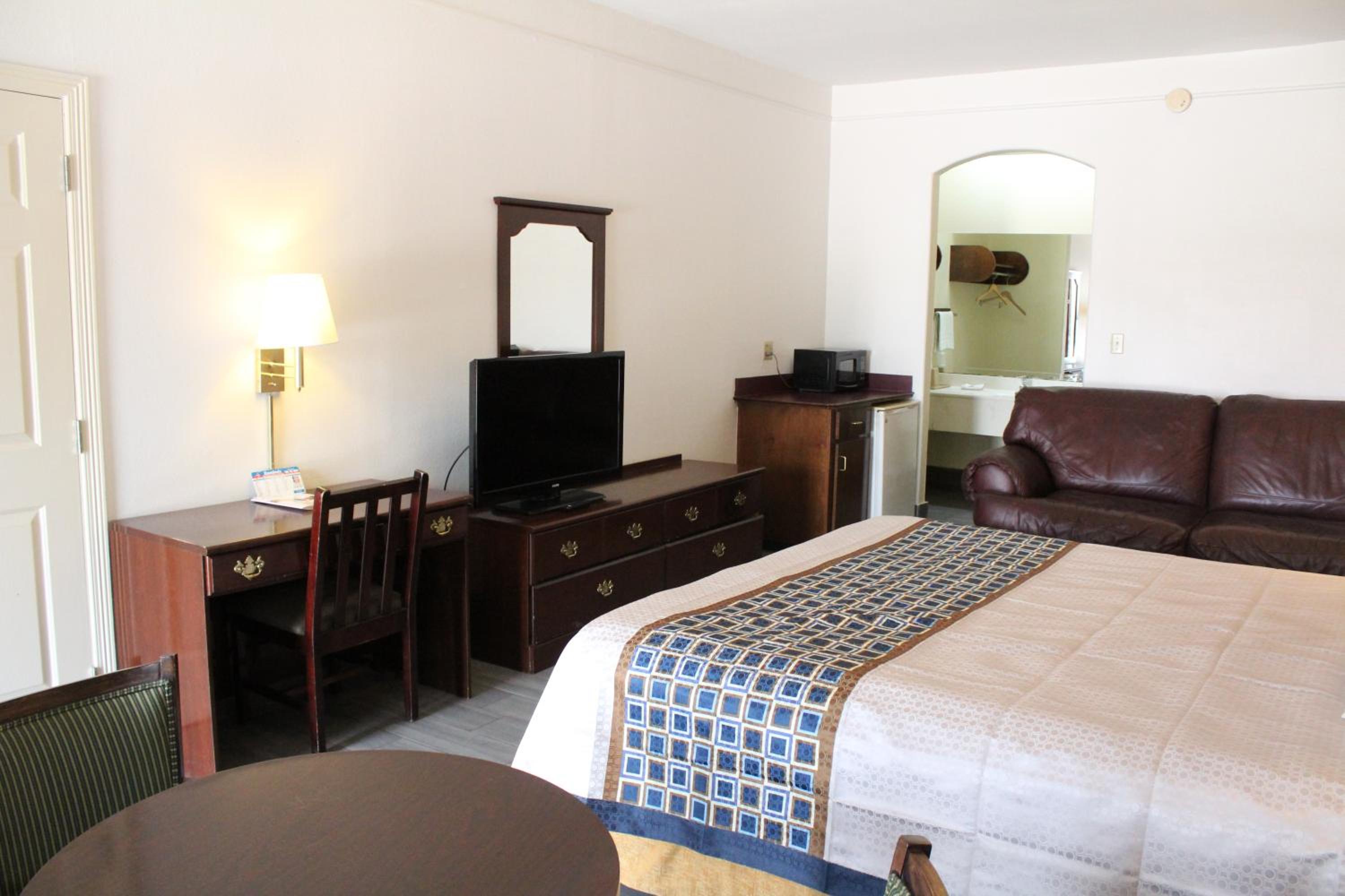 Deluxe, King Bed, Texas Inn Downtown Mcallen 4/10