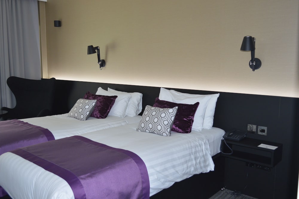 DELUXE, TWIN BEDS