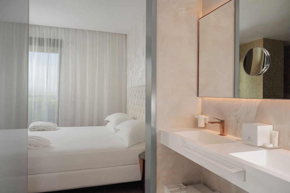 غرفة ديلوكس بسرير كينج بشرفة بإطلالة جزئية على البحر، The Promenade Luxury Wellness Hotel 5/9