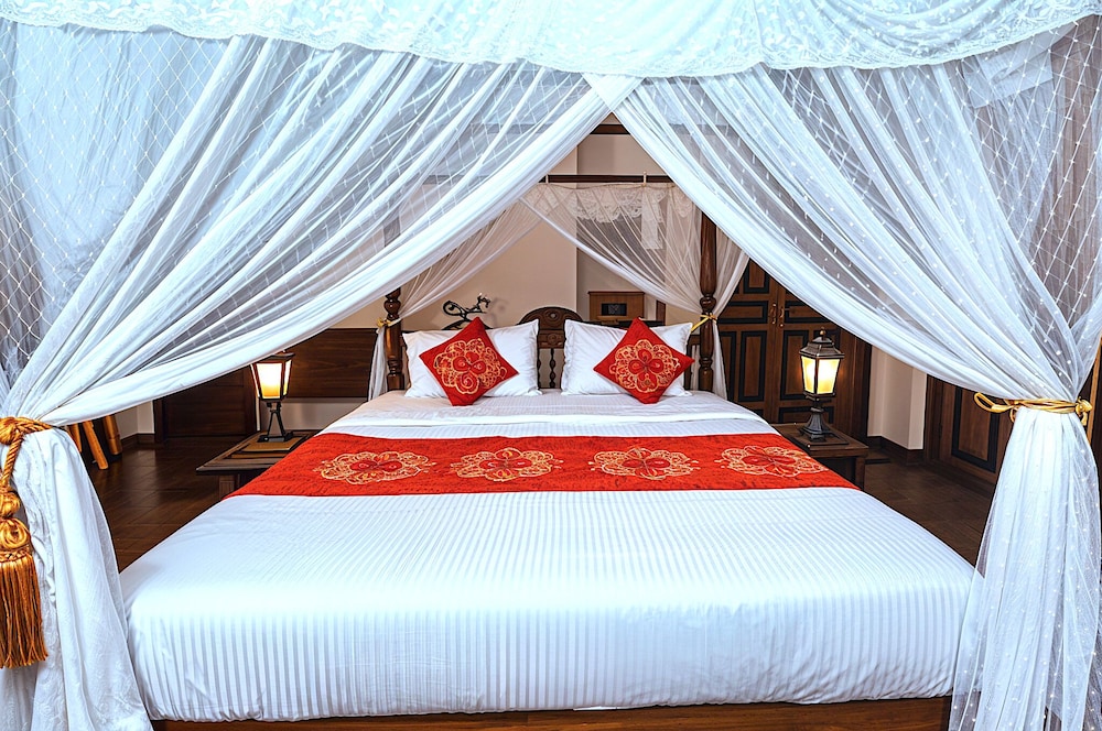 3 BEDROOMS, LUXURY, VILLA, CANAL VIEW, PRIVATE BATHROOM