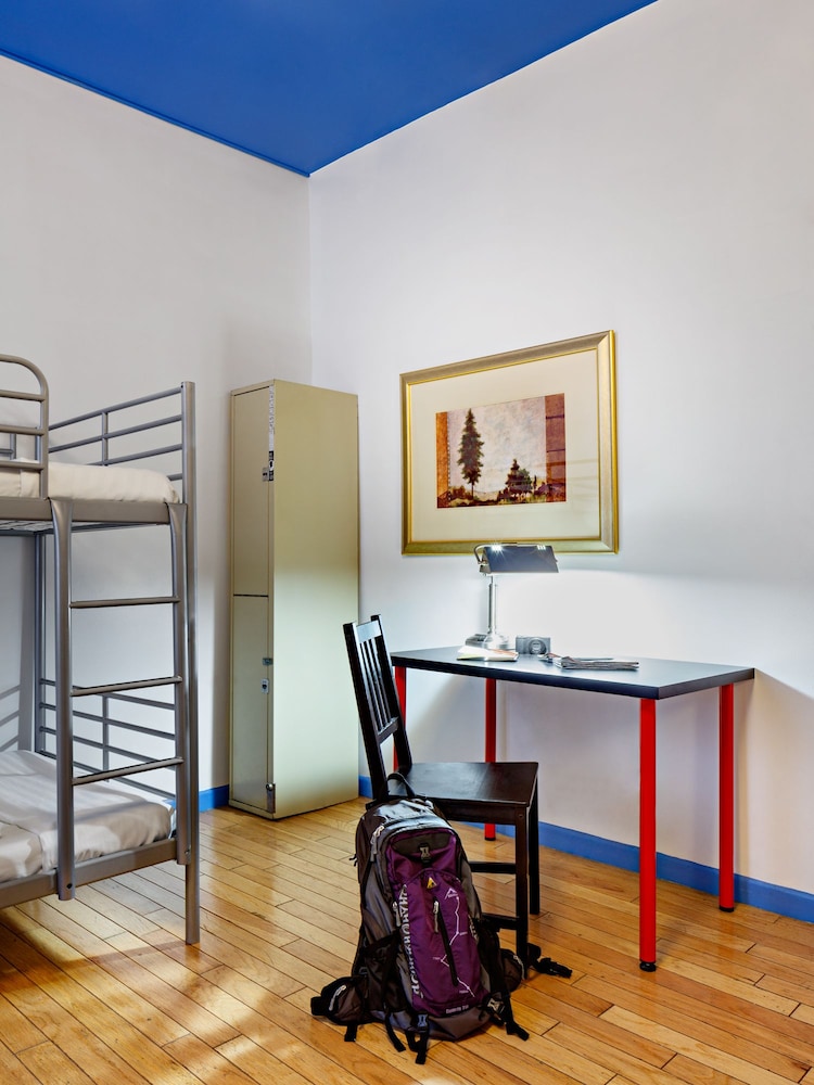 Central Park West Hostel 15/30