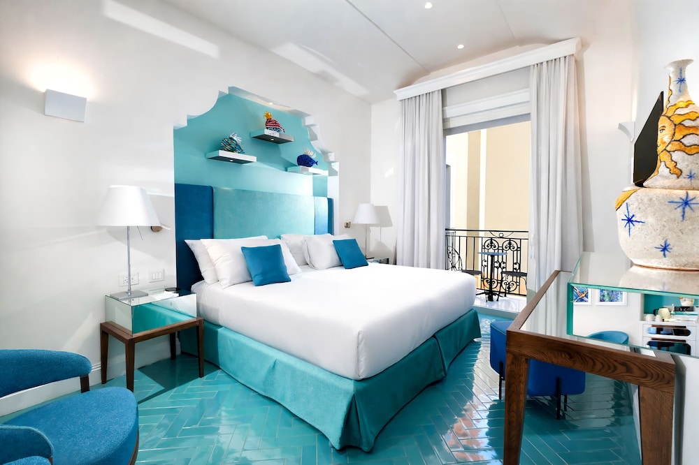 غرفة كلاسيكية بإطلالة جزئية على البحر، Grand Hotel Europa Palace 2/6