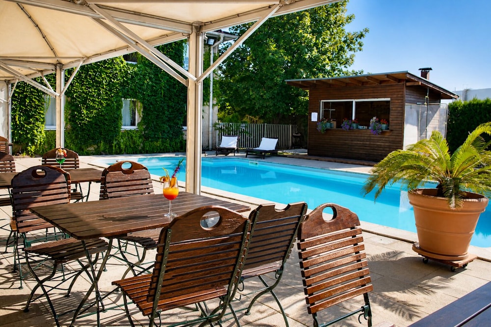 Brit Hotel Les Colonnes 17/21