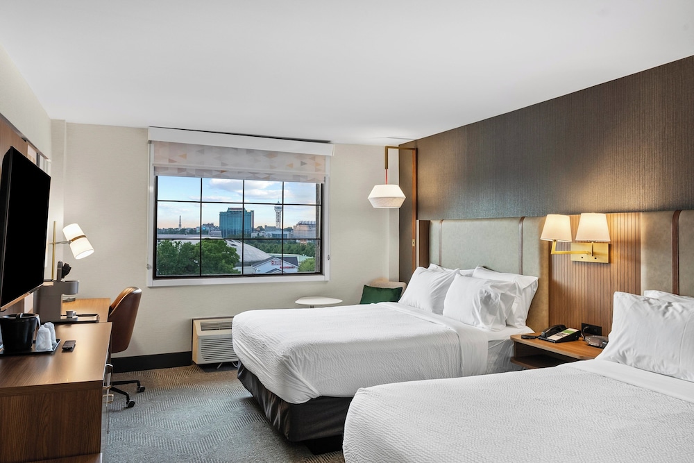 Premium, 2 Queen Beds, Canadian Skyline View
