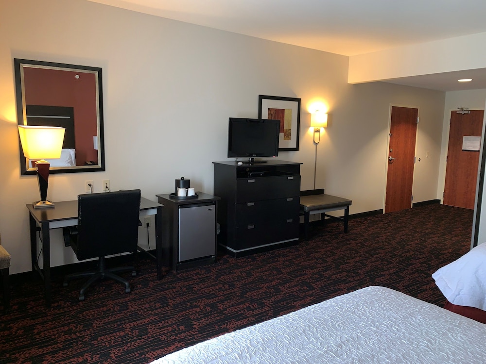 Hampton Inn and Suites Tulsa Hills 27/37