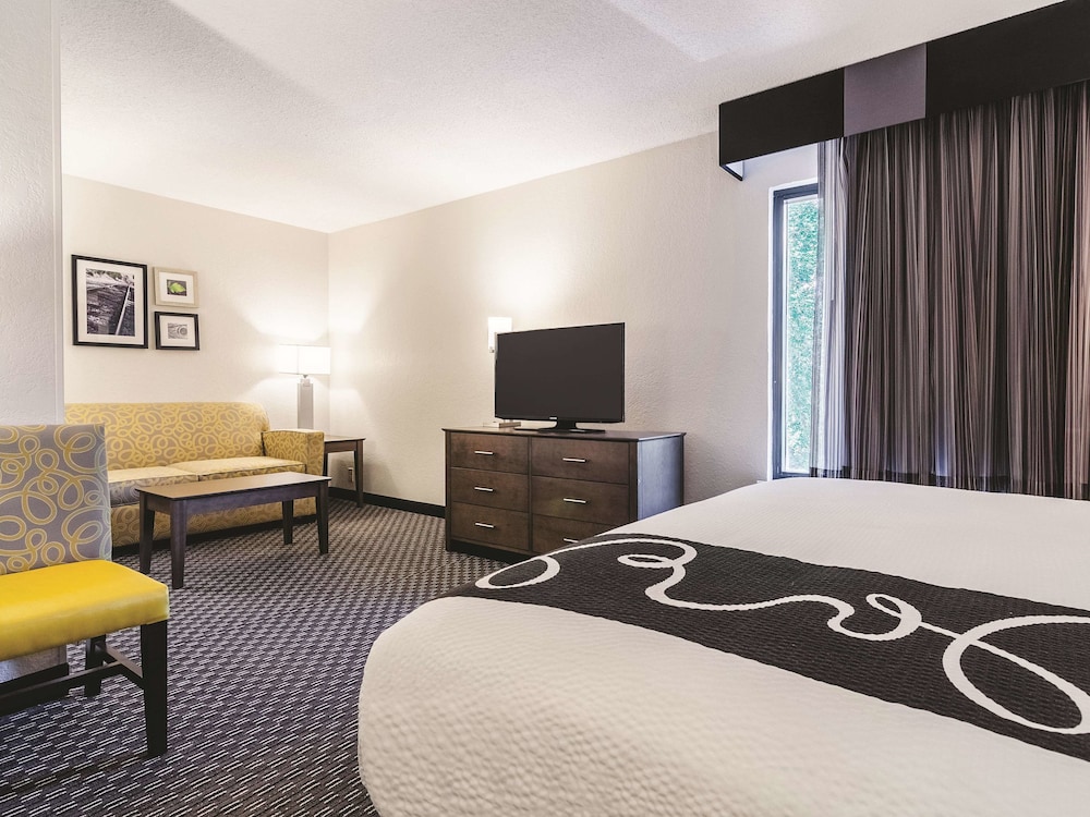 La Quinta Inn & Suites by Wyndham Myrtle Beach - N Kings Hwy 12/42