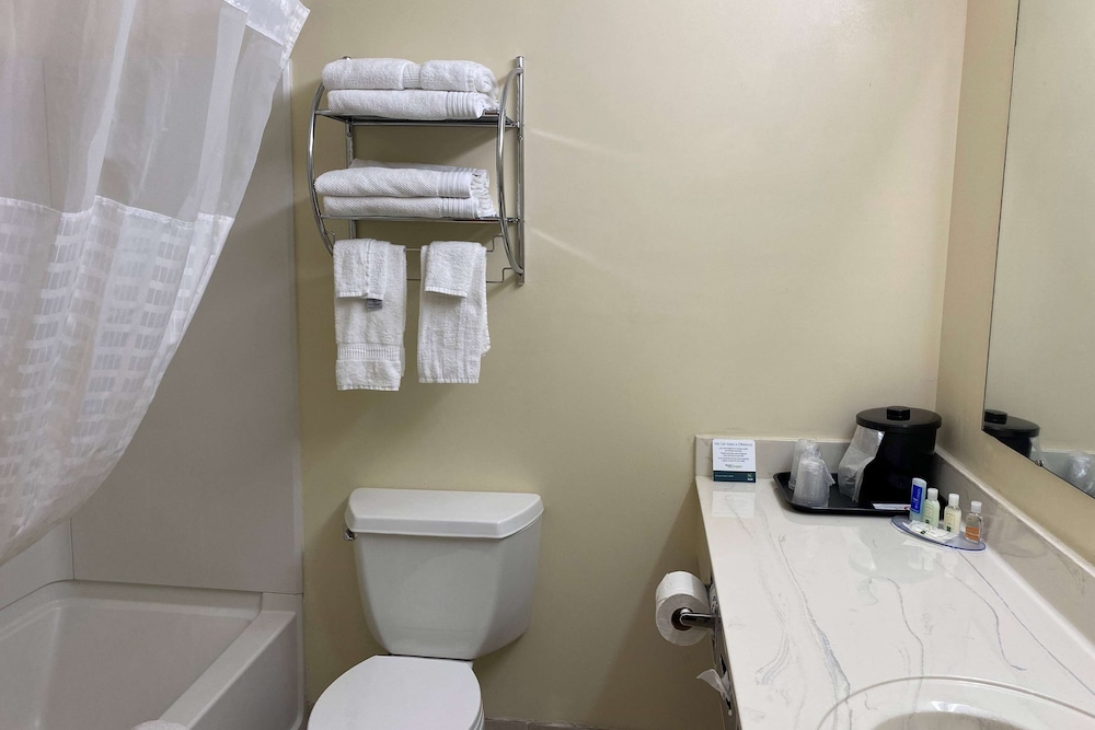 AmericInn by Wyndham Fort Atkinson 33/37