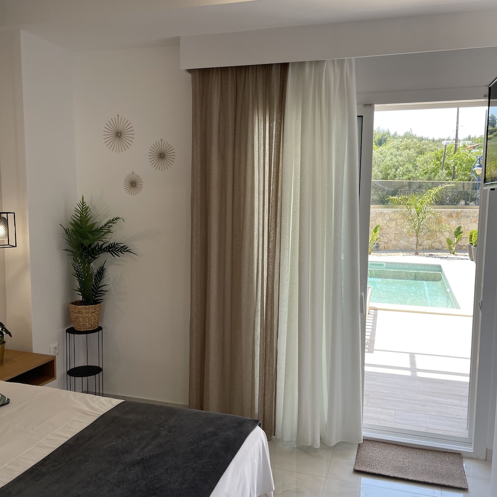 SARANTIS HOTEL 24/69
