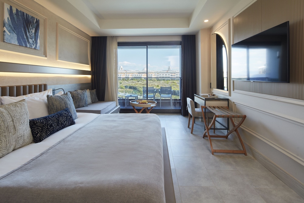 DELUXE SIDE SEA VIEW ROOM