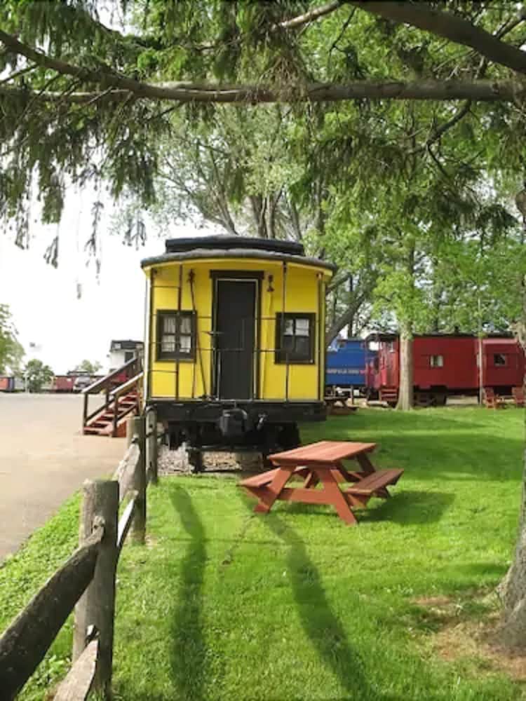 Red Caboose Motel 5/50