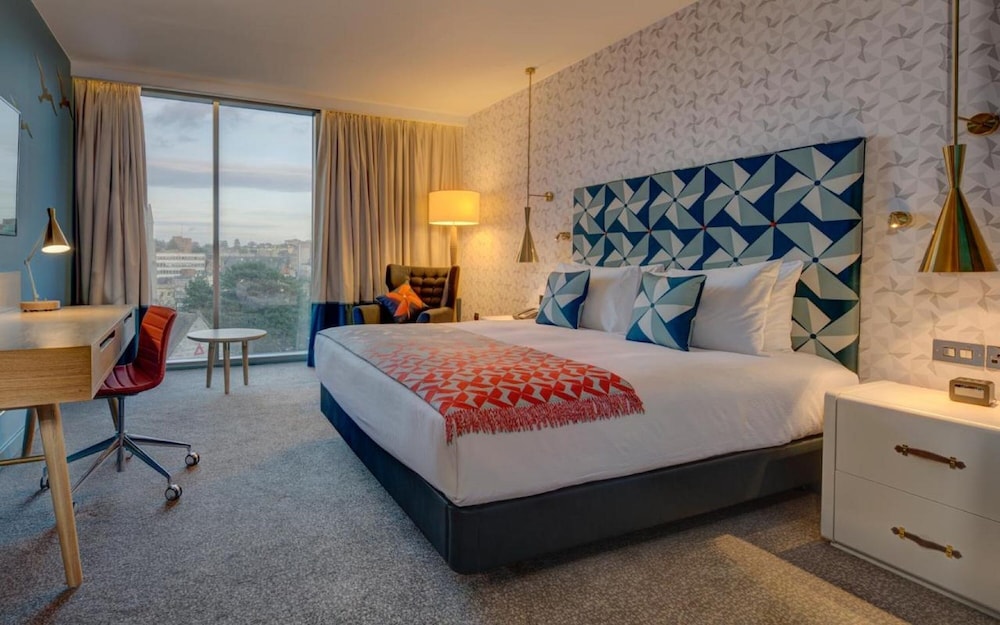 ROOM, KING BED