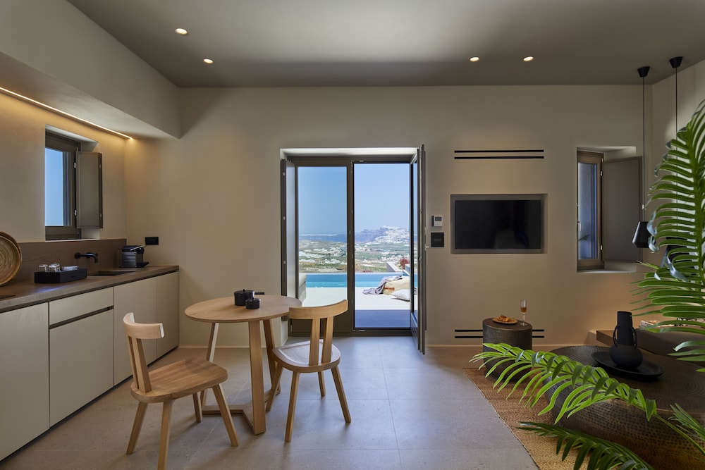 Halcyon Days Suites 24/50
