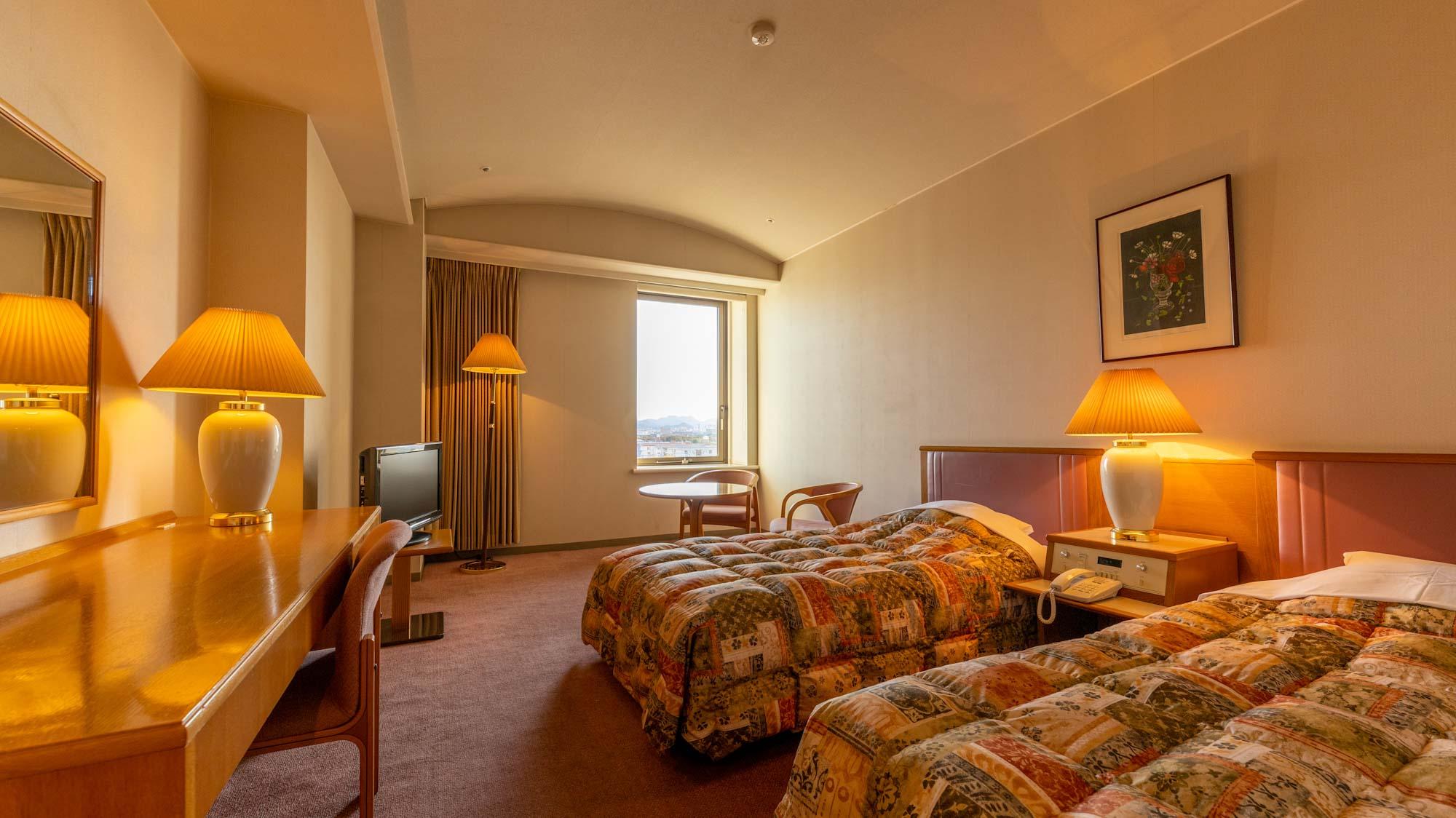 Western, Twin Beds, Parking Lot Side
