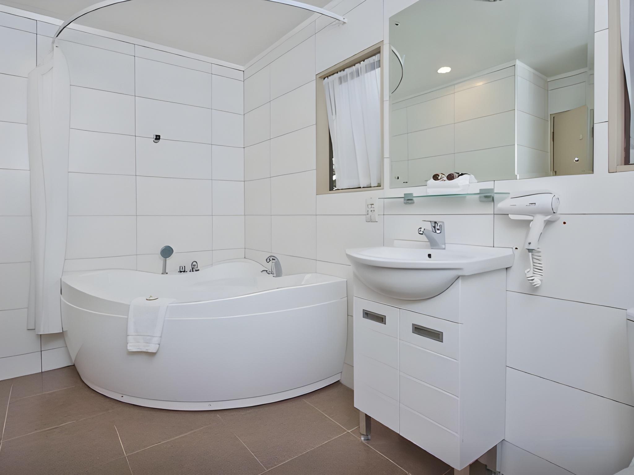 Spa, Studio, 1 Queen and 1 Single Bed