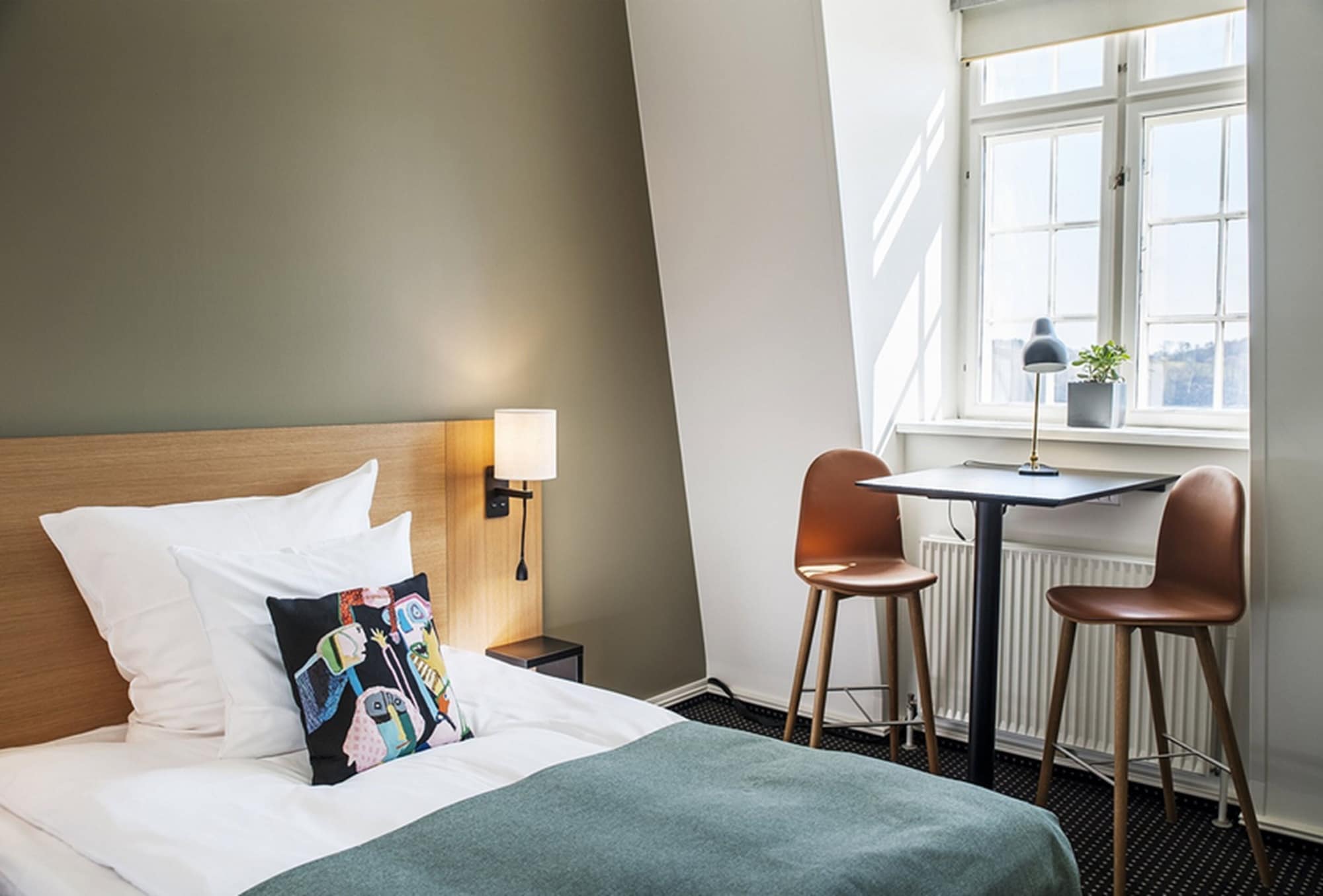 Room, Single, Queen Bed, Fjord View, Main Building