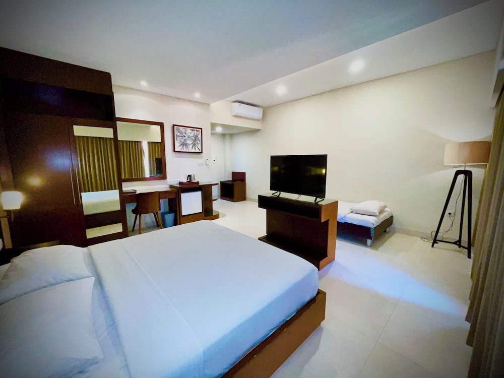 YULIA BEACH INN 24/67