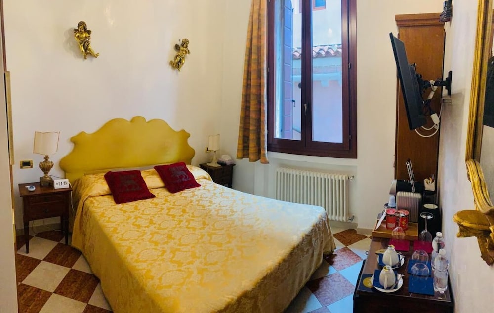 Luxury Venetian Rooms 7/39