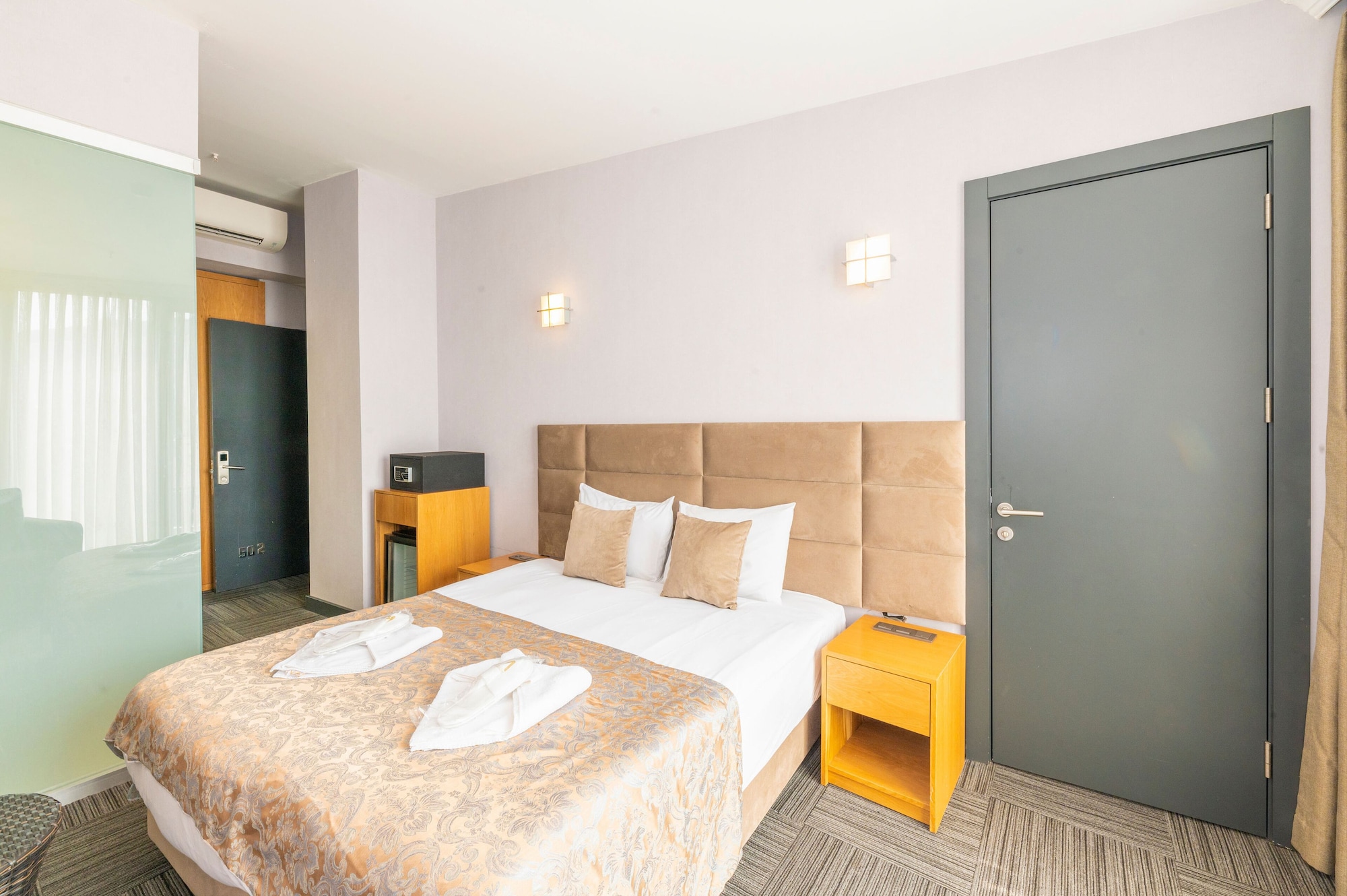 Family Suite, 1 Double and 2 Queen Beds