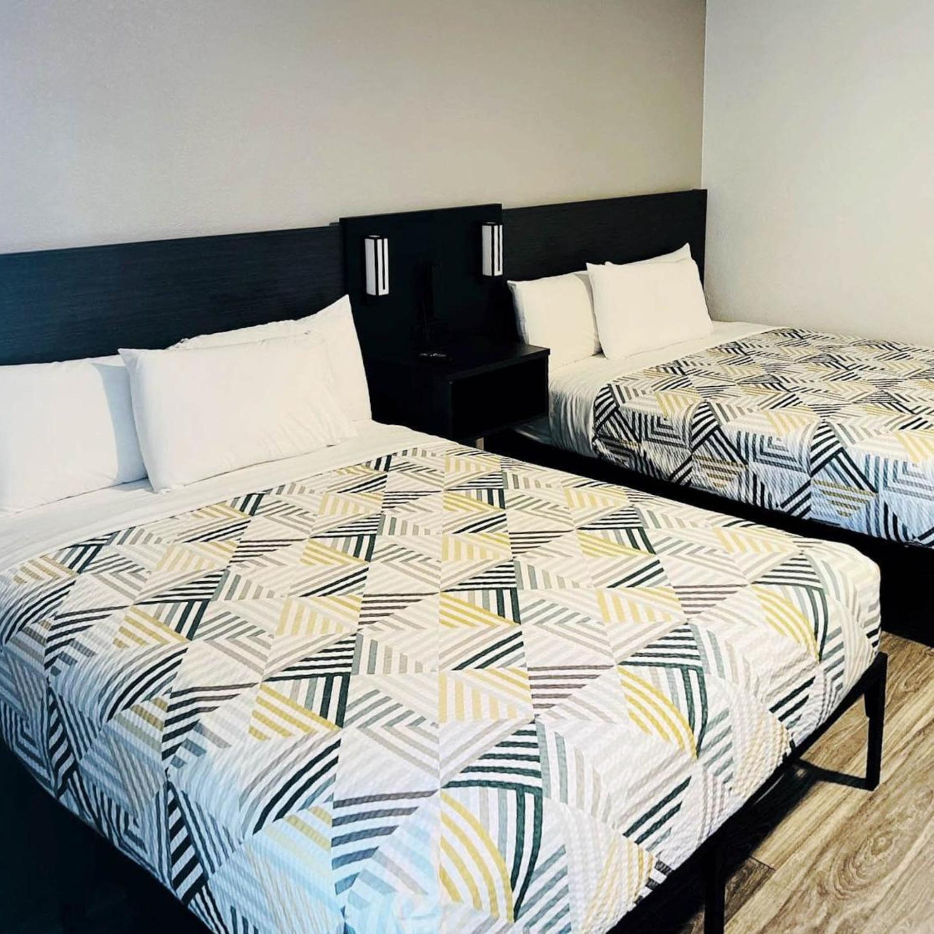 2 Queen Beds ADA/Tub