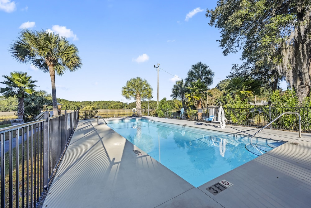 Charleston Creekside Inn 12/30