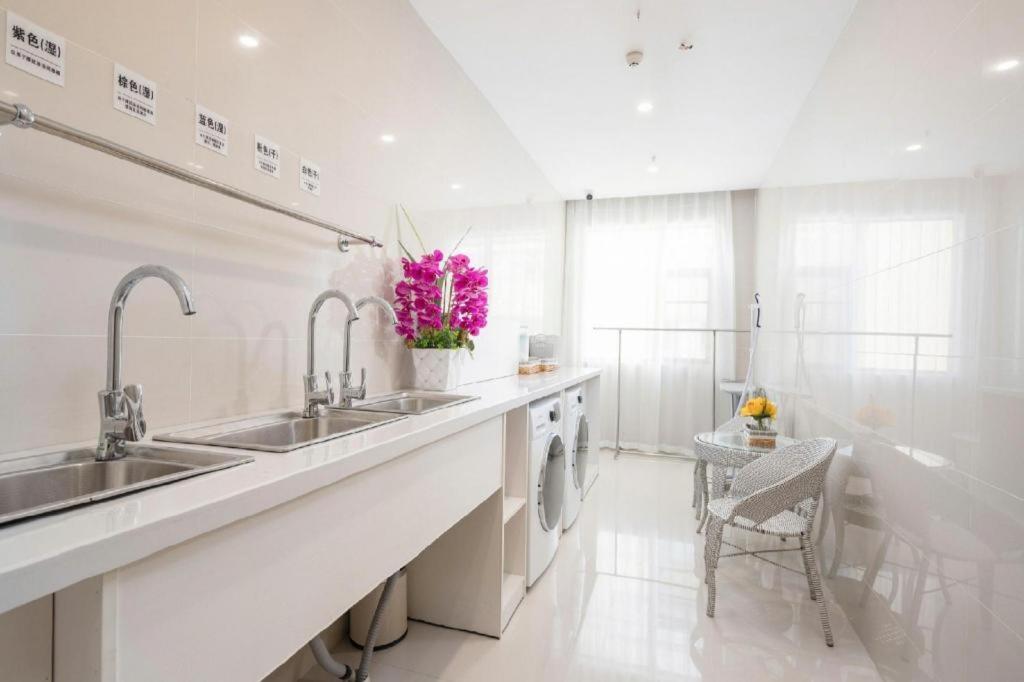 Echarm Hotel (Kunming Railway Station Huancheng South Road Metro Station) 40/50