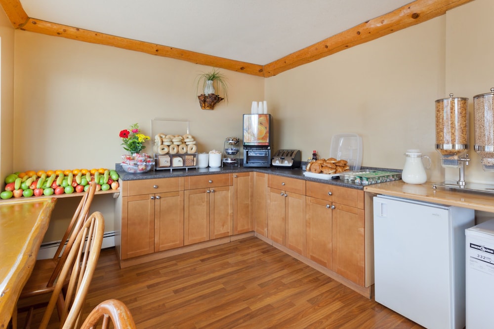 Super 8 by Wyndham Valemount 25/33