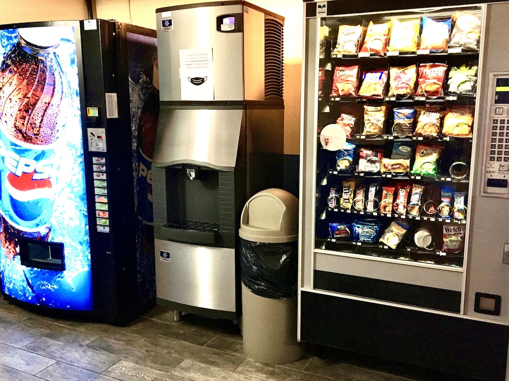 Days Inn Suites By Wyndham Traverse City 21/50