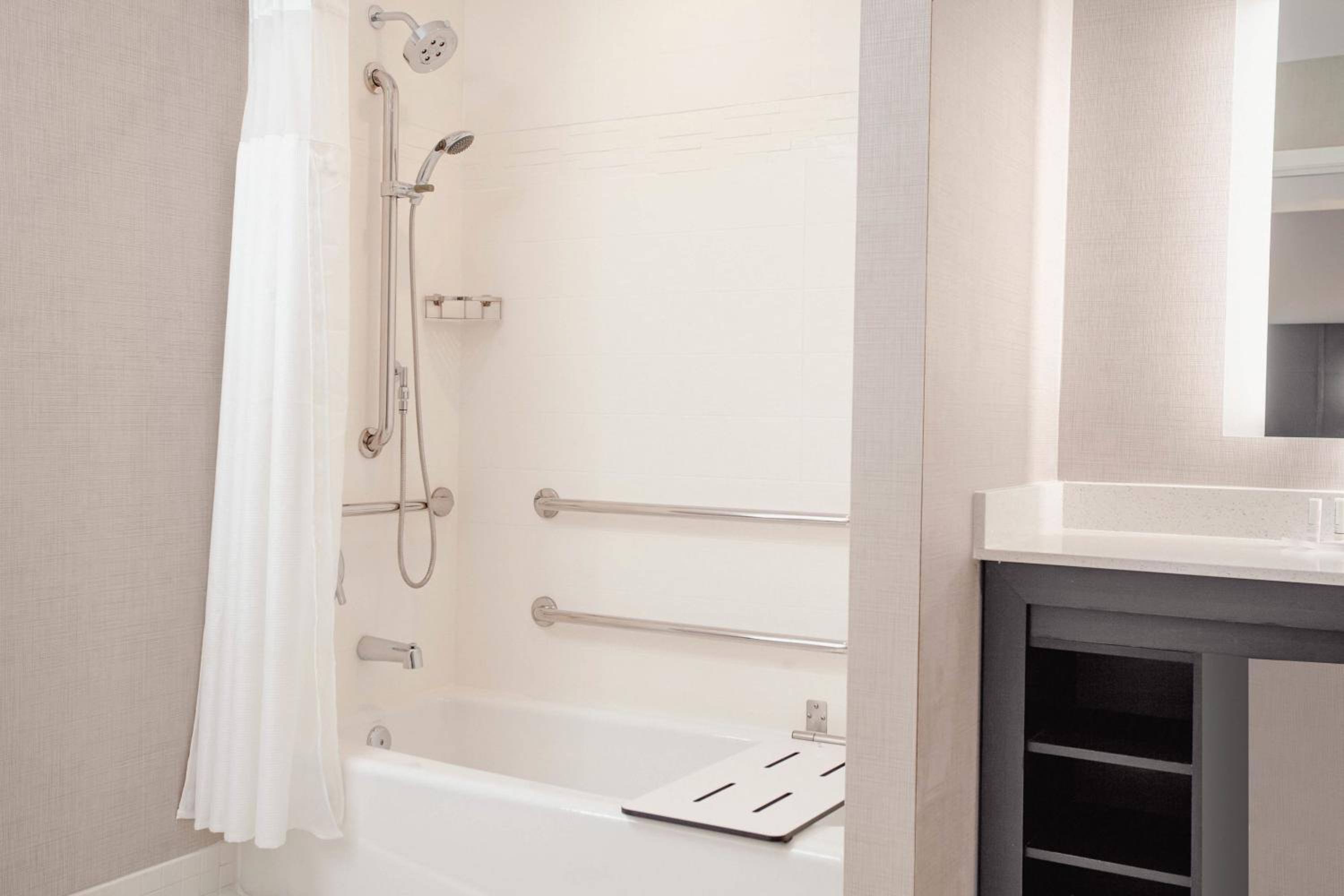 جناح بسرير كينج بغرفة نوم واحدة مع أريكة، Residence Inn by Marriott Loma Linda Redlands 5/6
