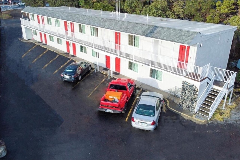 Budget Inn Bend by OYO 34/44