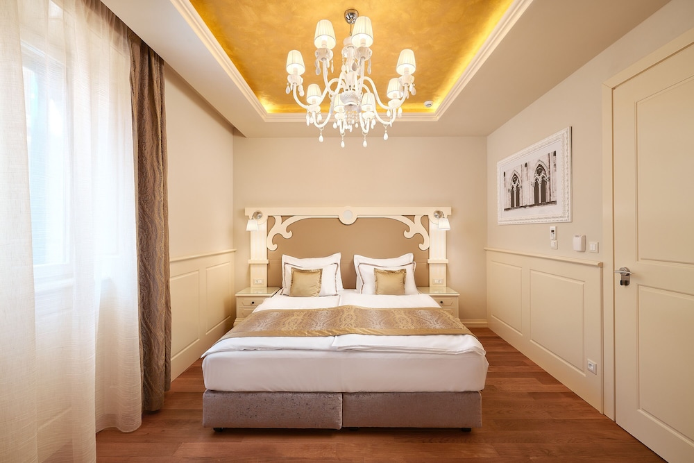 DELUXE, DOUBLE BED
