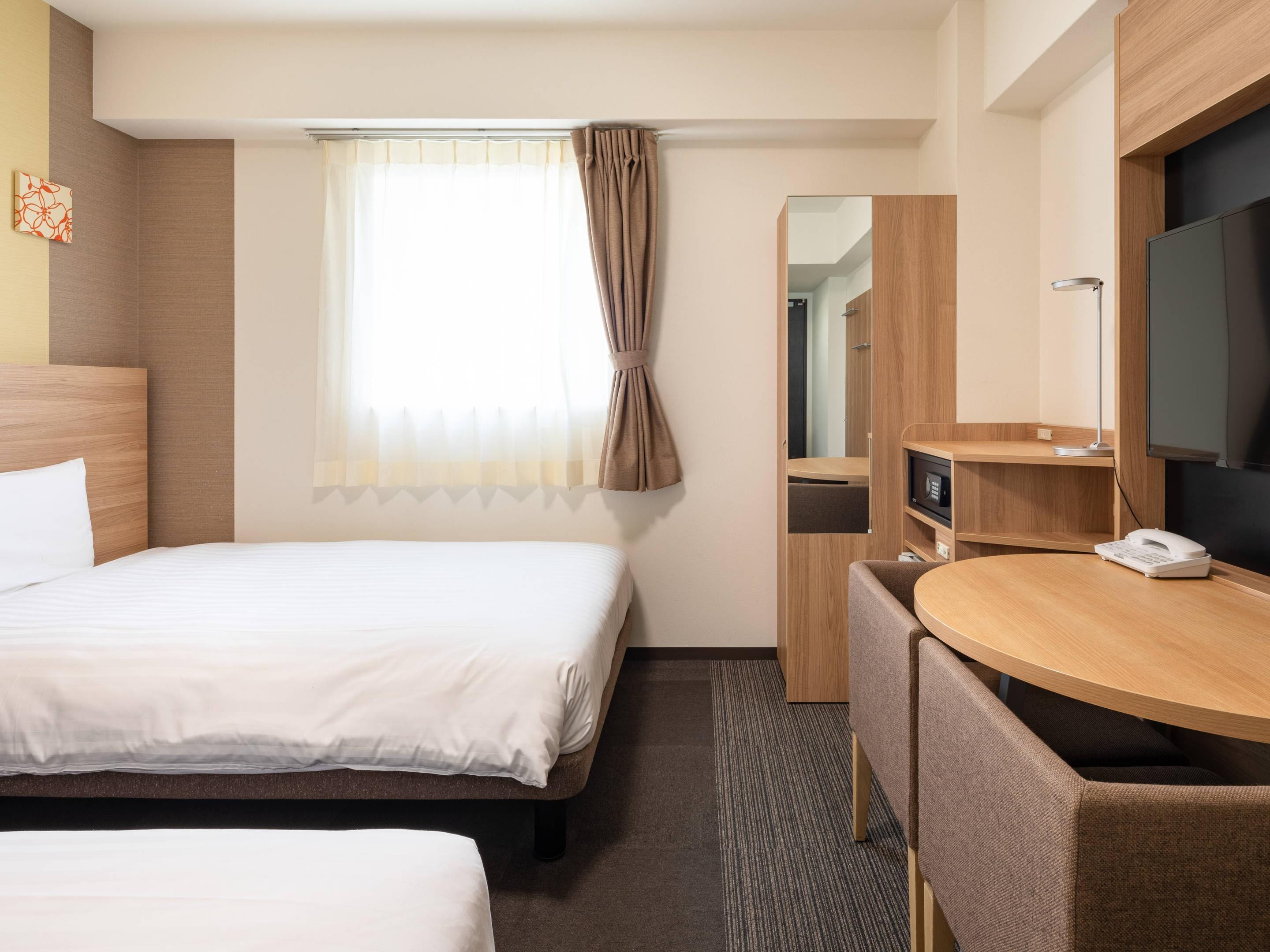 ROOM, TWIN BEDS