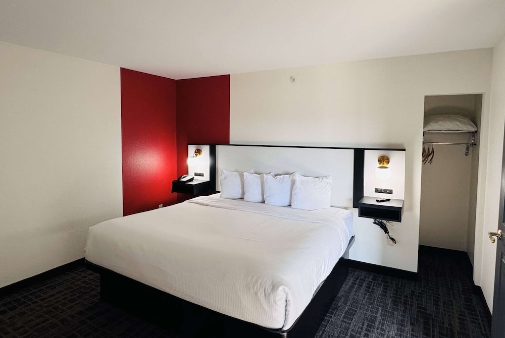 1 Bedroom, Suite, King Bed, Track View