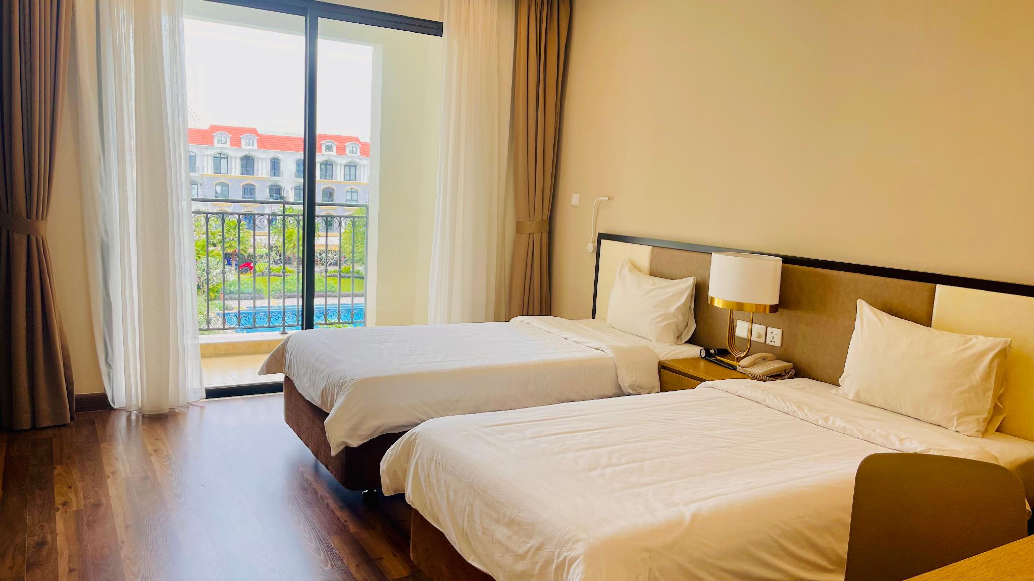STANDARD, TWIN BEDS, POOL VIEW