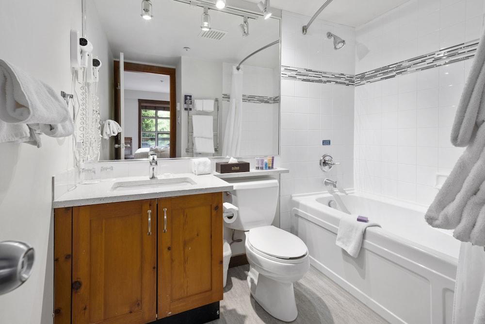 Blackcomb Springs Suites by CLIQUE 22/70