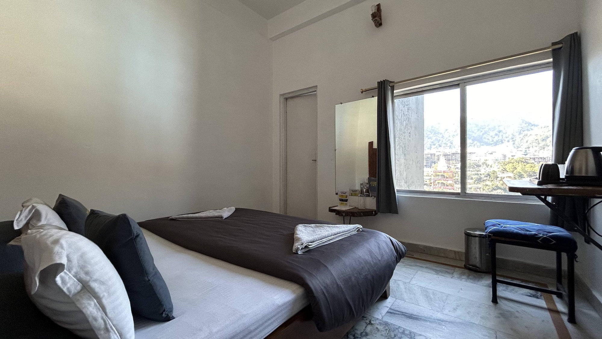 STANDARD, QUEEN BED, RIVER VIEW