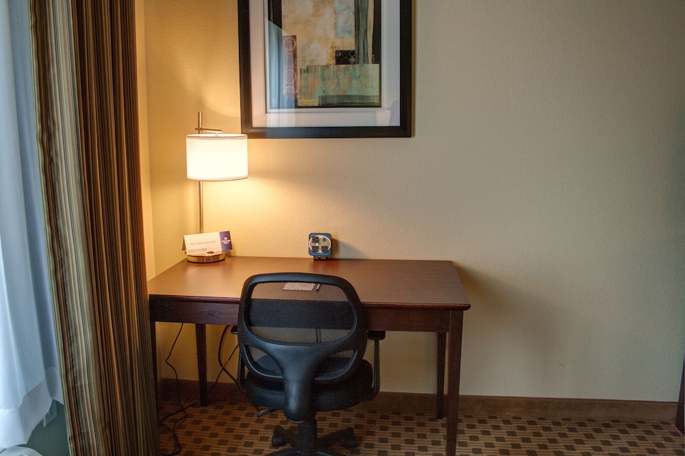 Cobblestone Hotel & Suites - Jefferson 35/39
