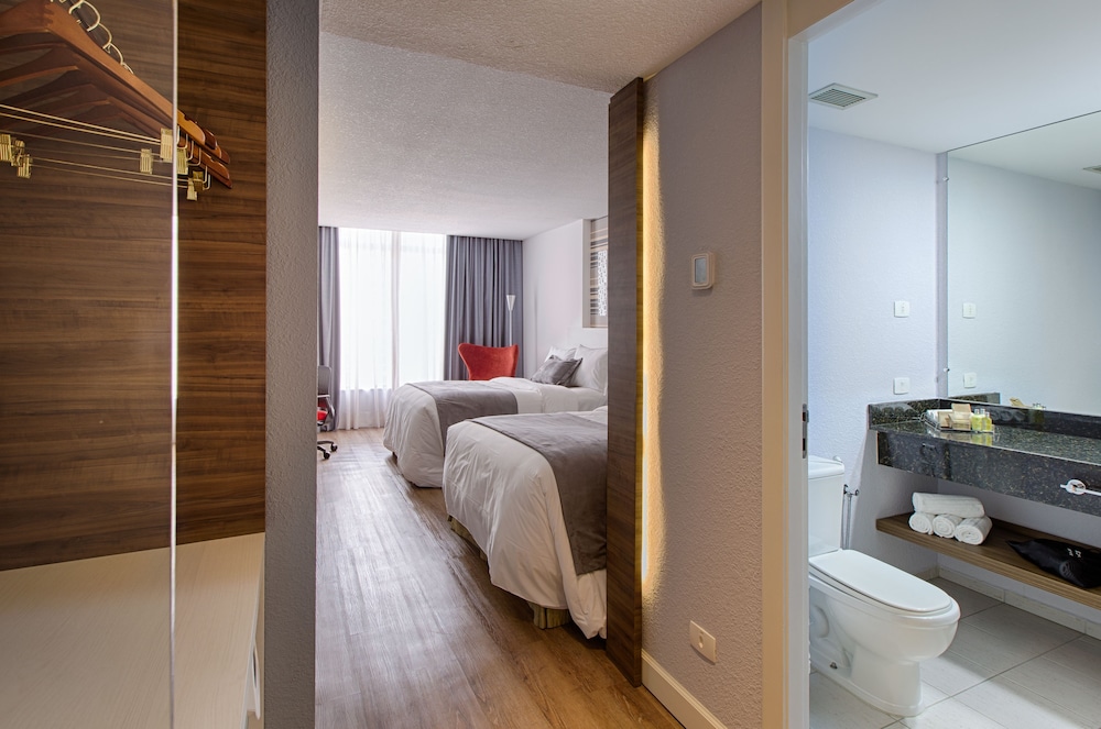 Superior, 2 Double Beds, Radisson Hotel Curitiba 8/10