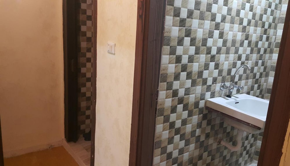 Al-Houriat Hotel 25/26