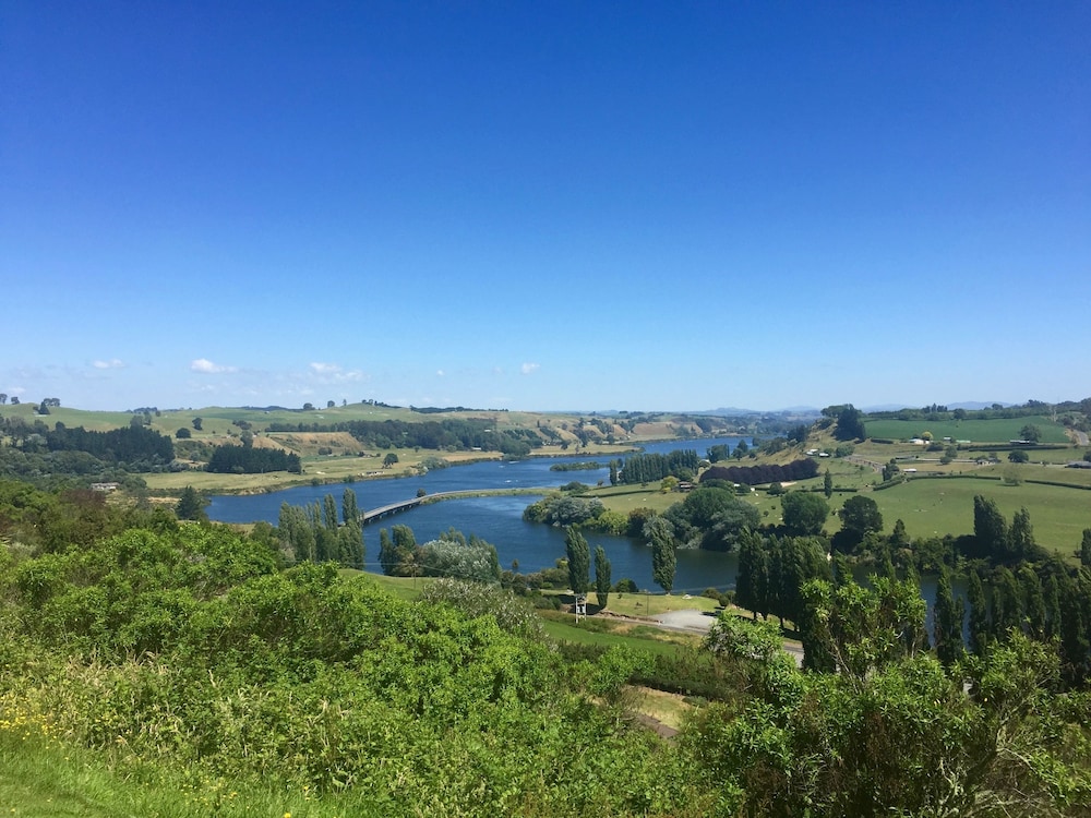 LAKE KARAPIRO LODGE 35/50
