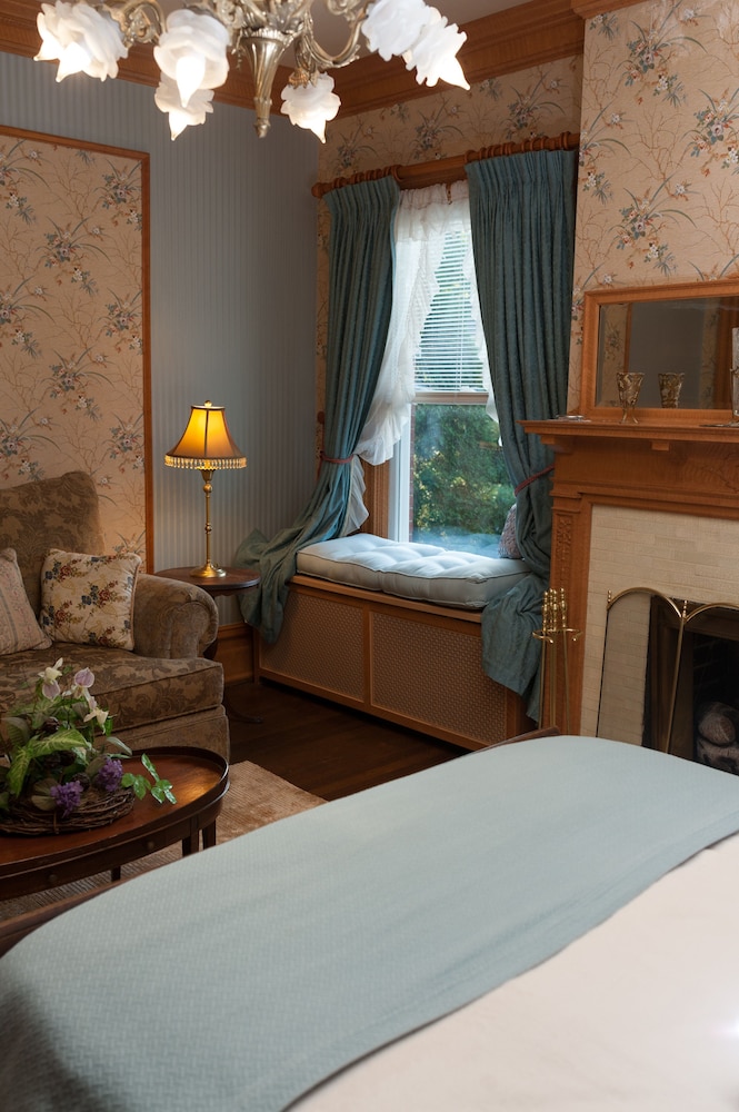 South Broadway Manor Bed and Breakfast 15/72