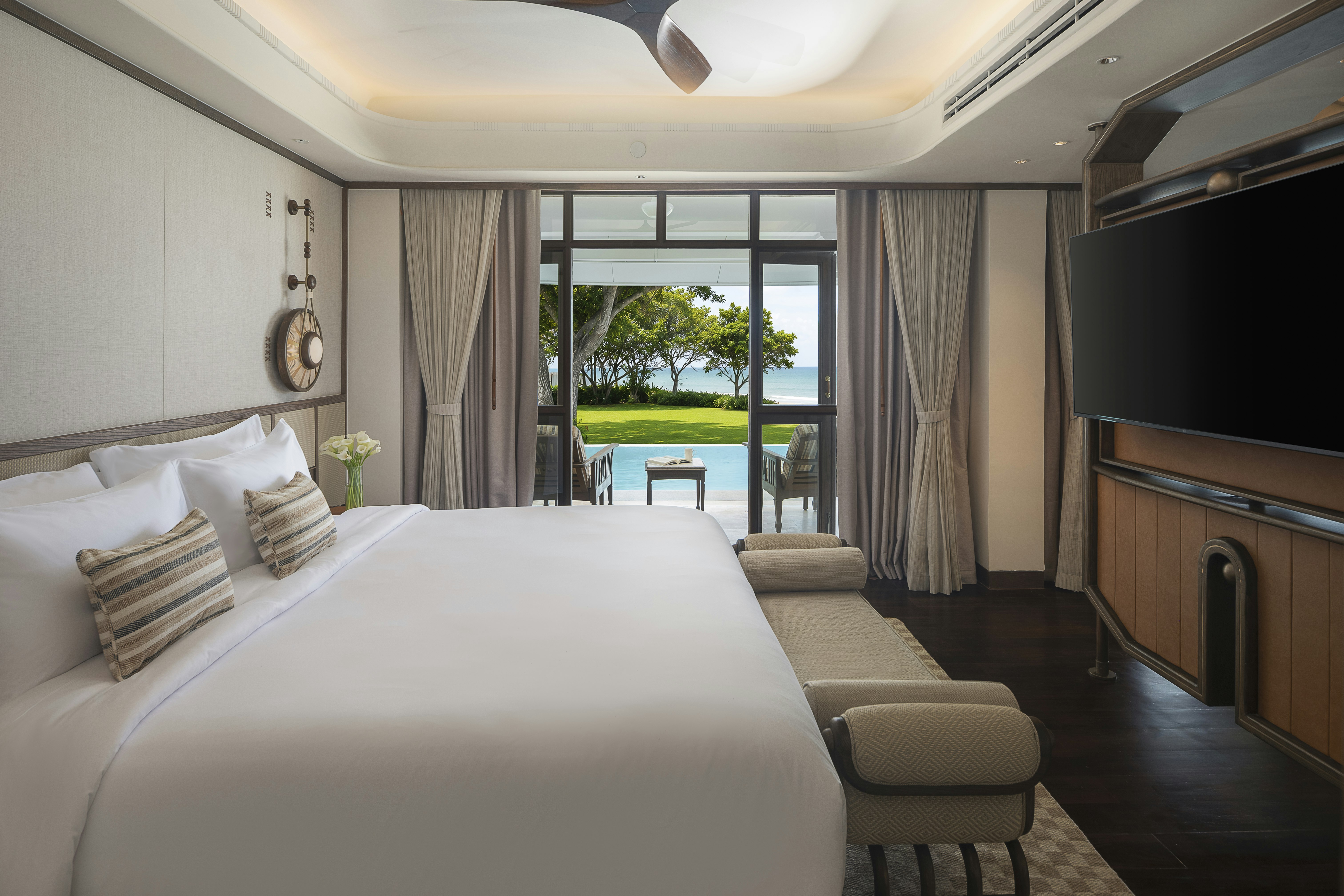 Deluxe, Suite, King Bed, Pool Access