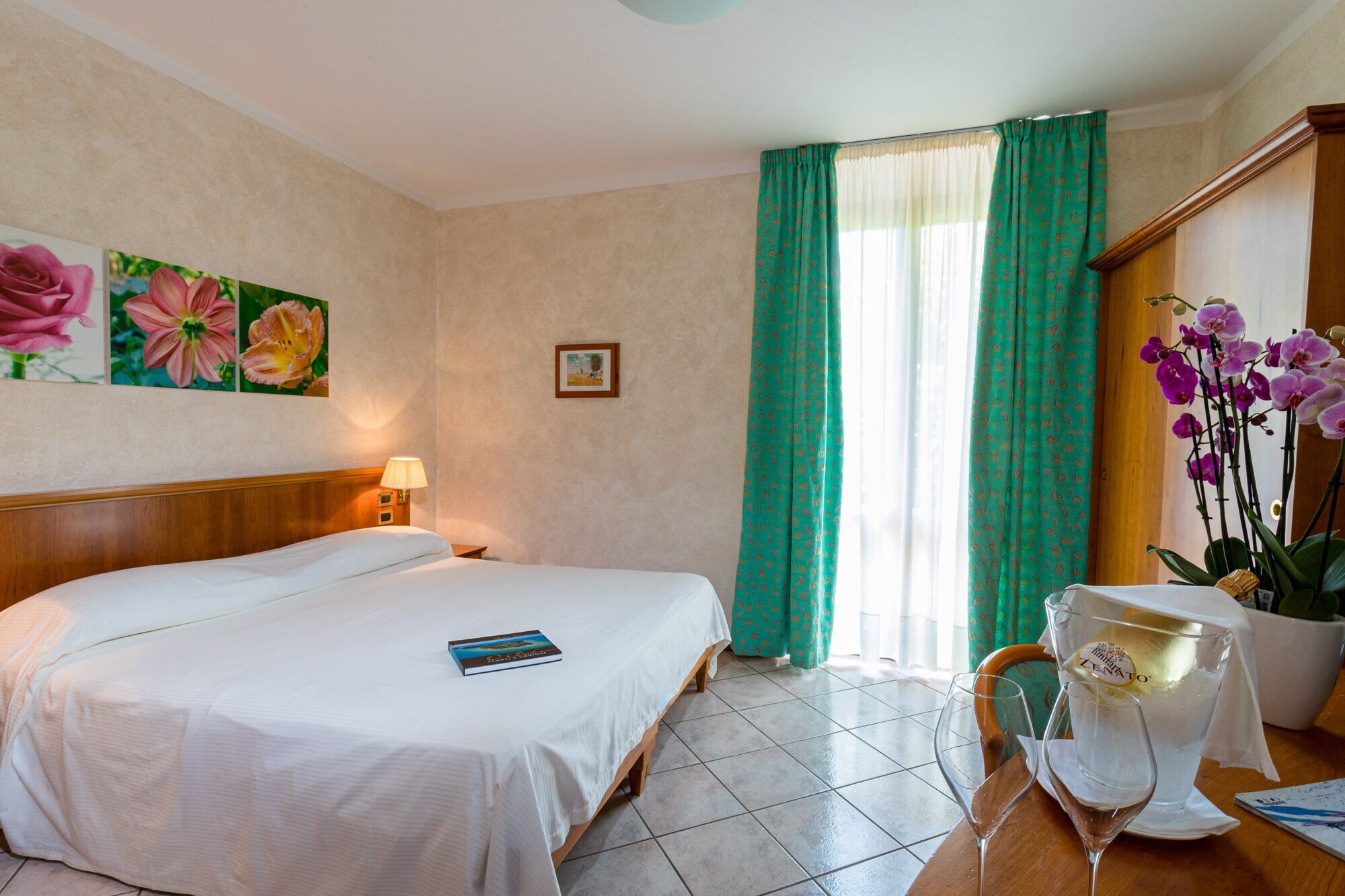 SUPERIOR, QUEEN BED, BALCONY
