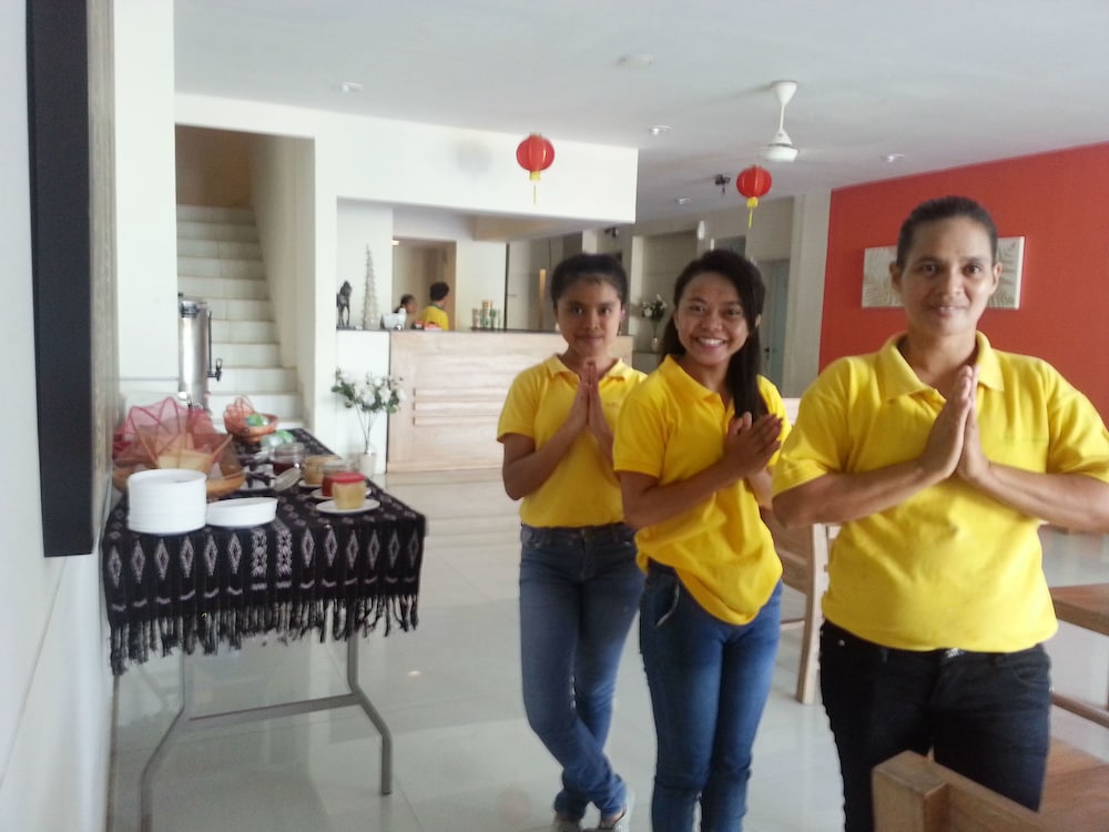 L Bajo Hotel 24/37