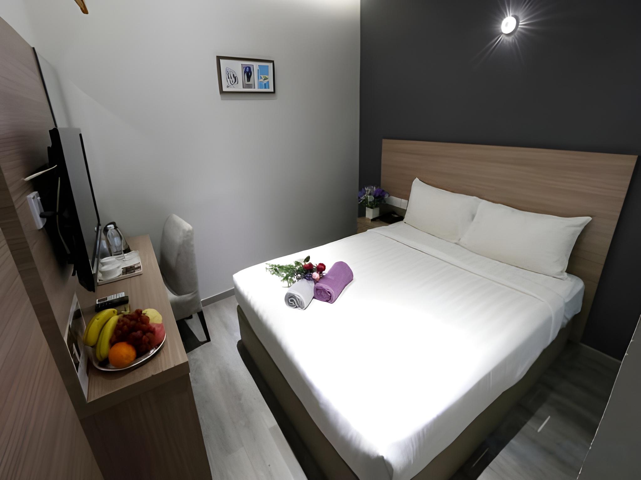 Standard, Queen Bed, No Window