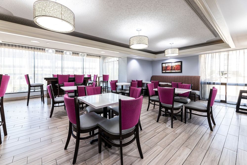 La Quinta Inn & Suites by Wyndham Dallas I-35 Walnut Hill Ln 37/46