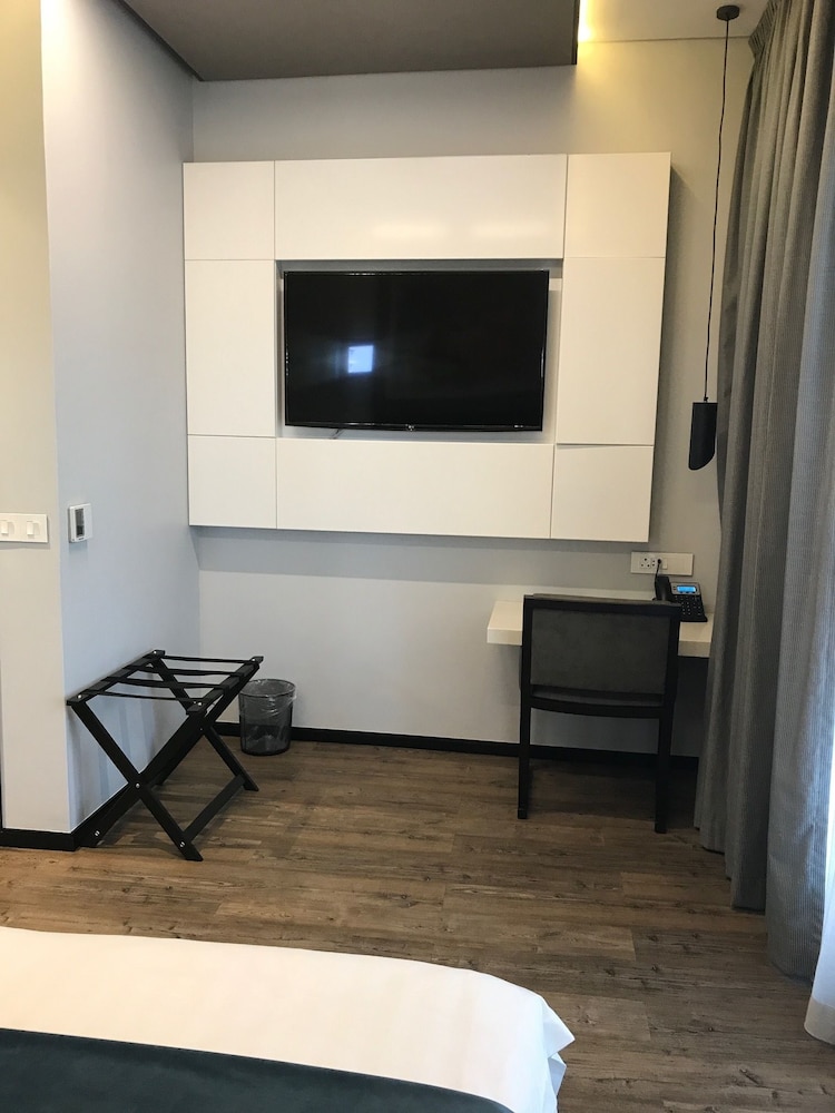 Room50two 32/62