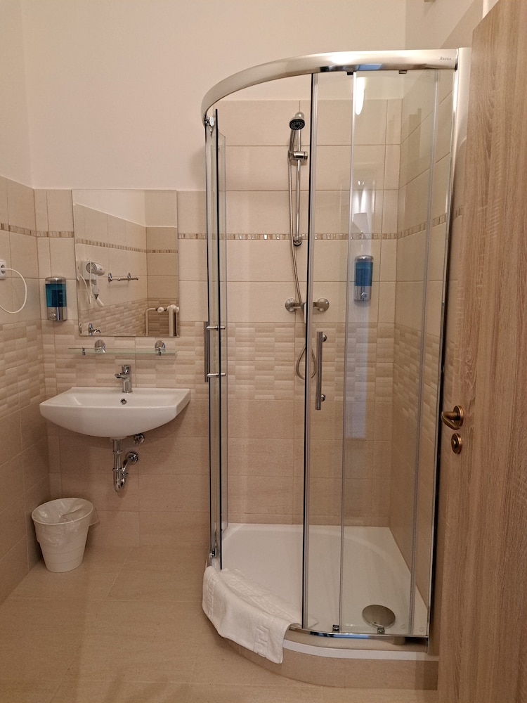 Legie Hotel 45/45